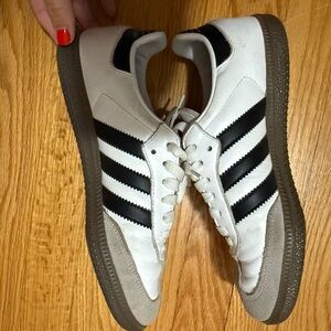 Size 7 (men) // 8.5 in women/// Adidas White and Black Classic Sneakers